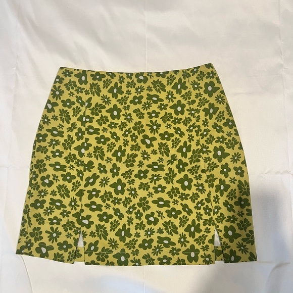 love on a hanger Dresses & Skirts - Vintage-Inspired Floral Mini Skirt - Love on a Hanger (Size 7)